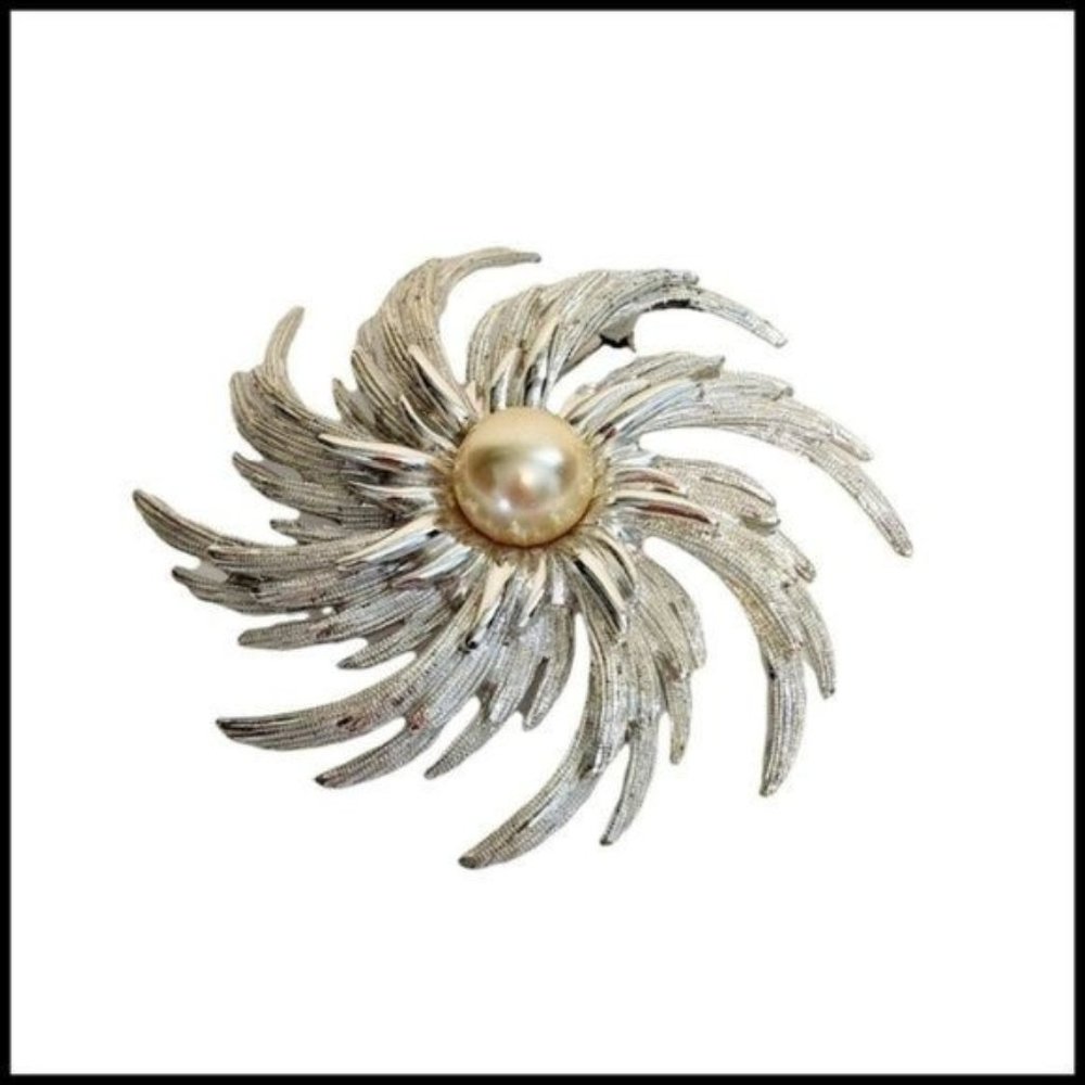 Vintage Sarah Coventry Large Silvertone‎ Swirl Flower Faux Pearl Brooch 3"